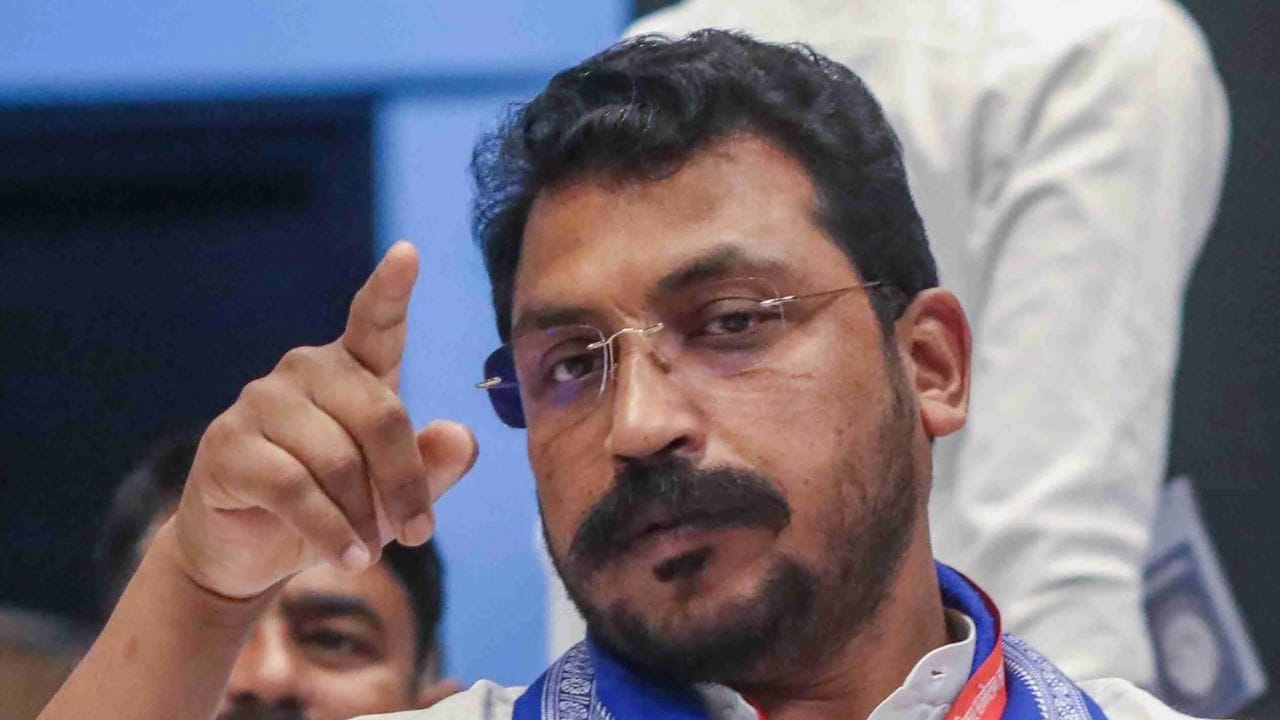 चंद्रशेखर यांनी 8 वर्षाआधी एका लग्नसोहळ्यात तरुणाला कानशि‍लात लगावली होती. या प्रकरणात वारंवावर समन्स मिळाल्यानंतरही चंद्रशेखर कोर्टात हजर झाले नाही. तसेच चंद्रशेखर हे गुरवारी झालेल्या सुनावणीदरम्यान कोर्टात हजर झाले नाही. यानंतर चंद्रशेखर आझाद यांनी त्यांच्याविरोधात अटक वारंट जारी केलं आहे.   