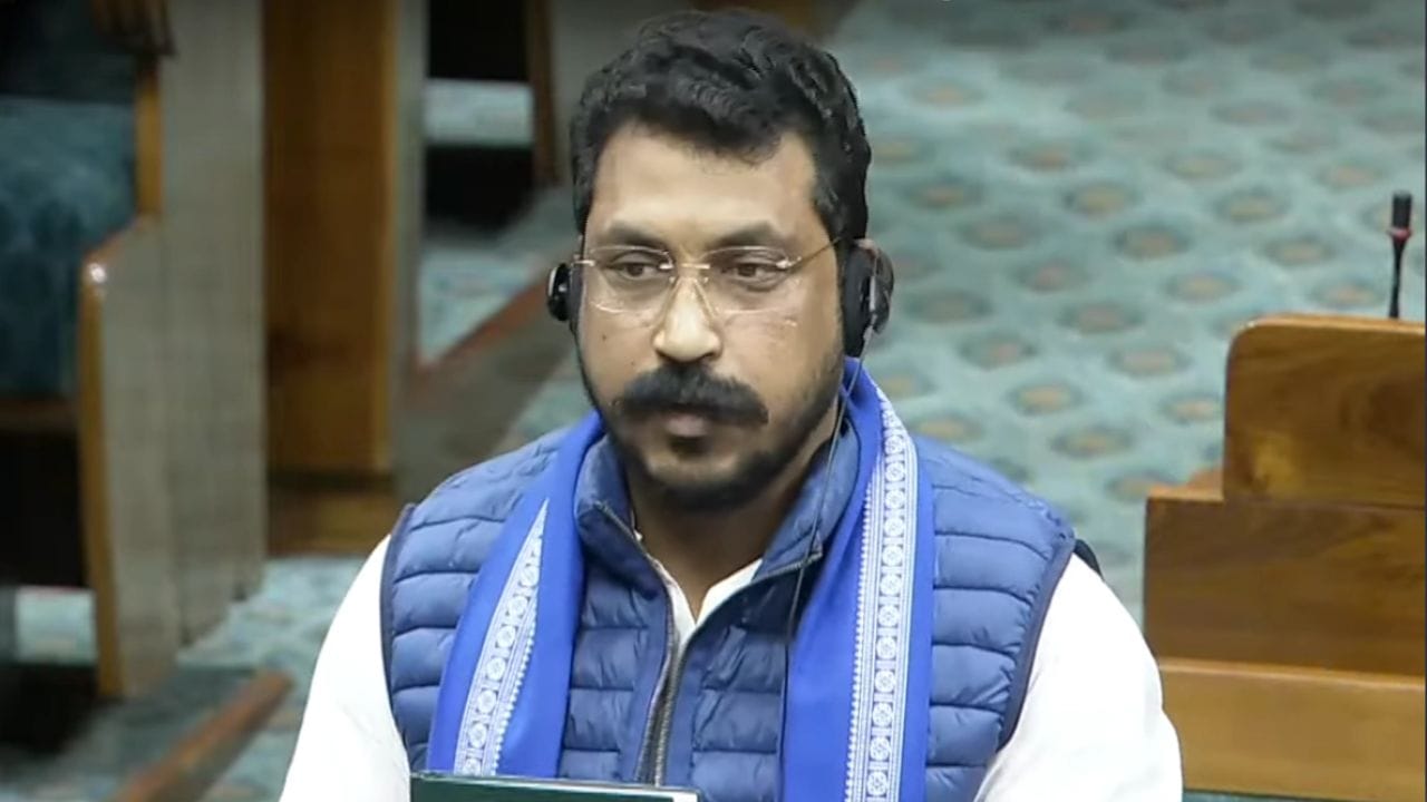  कोर्टाच्या कामकाजादरम्यान वारंवार गैरहजर राहिल्याने त्यांच्याविरोधात अजामीनपात्र वारंट जारी करण्यात आलं आहे. त्यानंतर त्यांची संपत्ती जप्त करणयाचे आदेश दिले आहेत. त्यांच्याविरोधात भारतीय दंड संहितेच्या अंतर्गत कलम 323 आणि 305 अंतर्गत गुन्हा दाखल करण्यात आला होता. 