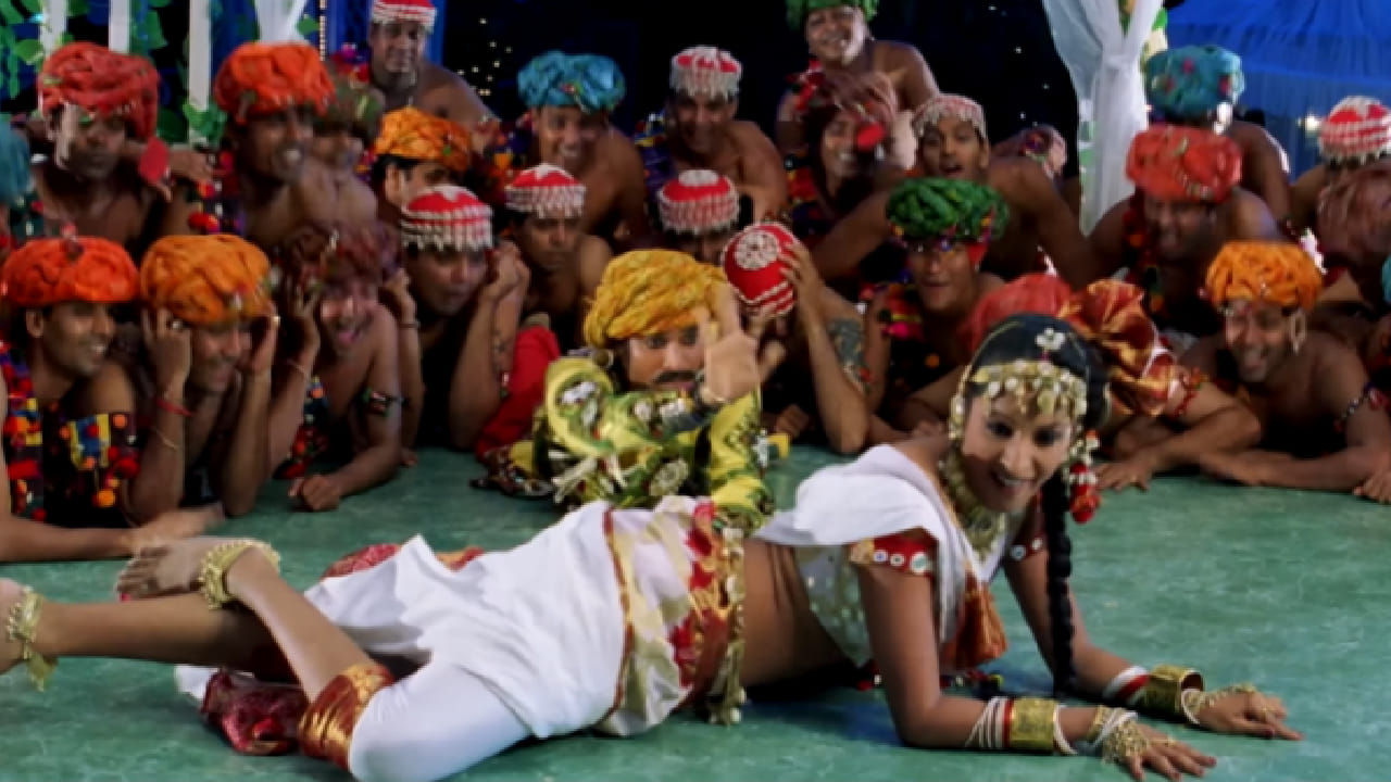 याशिवाय तिने ‘जंगल’, ‘वास्तव’, ‘प्यार होना ही था’ आणि ‘वेक अप सिड’ यांसारख्या चित्रपटांमध्येही काम केलं आहे. ‘बन ठन चली’ या गाण्याला गायक सुखविंदर सिंह आणि गायिका सुनिधी चौहान यांनी आपला आवाज दिला आहे.