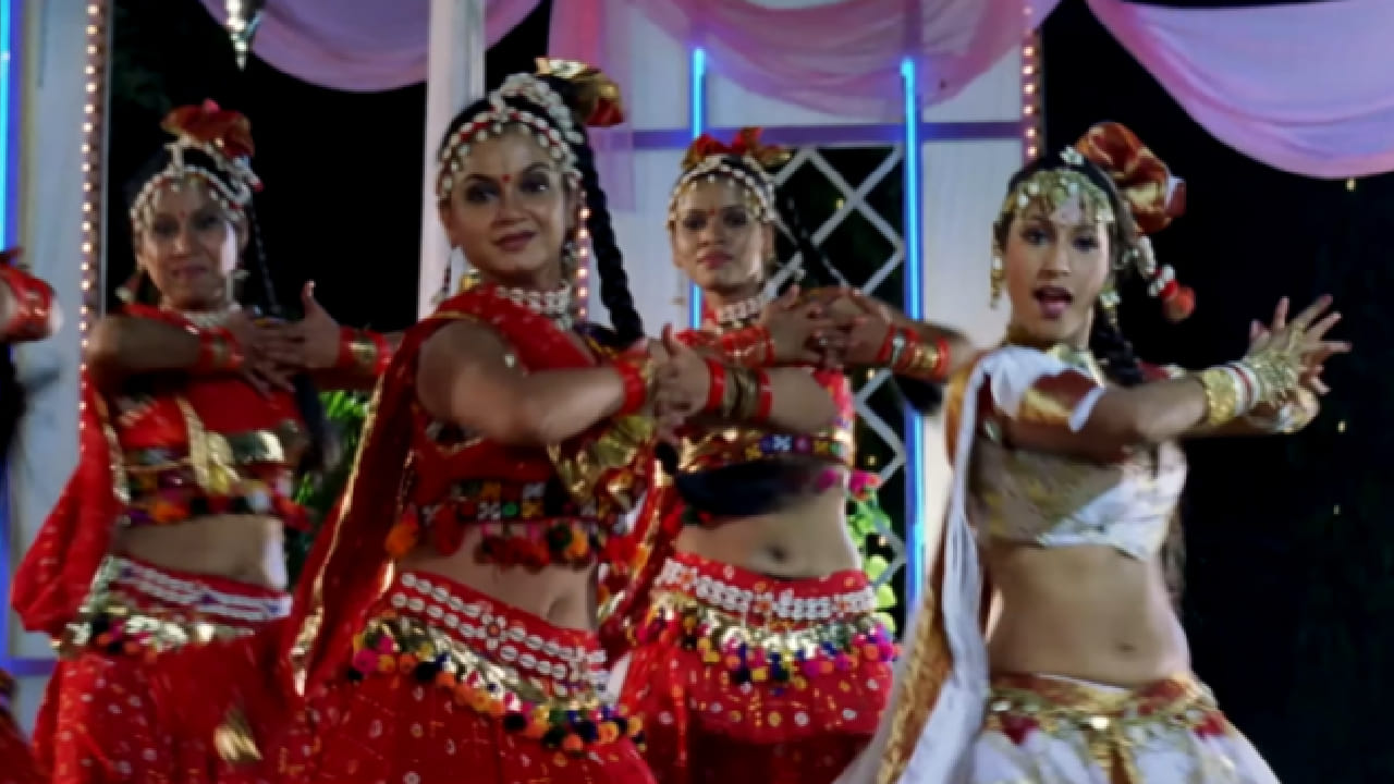 असंच एक लोकप्रिय गाणं म्हणजे ‘बन ठन चली’. 2000 मध्ये प्रदर्शित झालेल्या ‘बन ठन चली’ या गाण्याची क्रेझ आजही कायम असून नवरात्रीच्या गरबा नाइटमध्ये हे गाणं आवर्जून ऐकायला मिळतं.