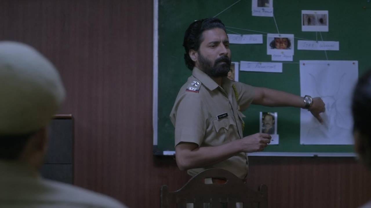 या सीरिजमध्ये अत्यंत रंजक वळणं पहायला मिळतात आणि पुढे उत्कंठा इतकी तीव्र होते की, काय घडणार या विचारानेच दचकायला होतं. ही वेब सीरिज के. हरी कुमार यांच्या 'द अदर साइड ऑफ हर' या कादंबरीवर आधारित आहे. यामध्ये कल्की कोचलीन, भूमिका चावला, संजय सुरी आणि एजाज खान यांच्या भूमिका आहेत. 'भ्रम' ही सीरिज झी5 या ओटीटी प्लॅटफॉर्मवर उपलब्ध आहे. या सीरिजचे आठ एपिसोड्स असून प्रत्येक एपिसोड फक्त 21 मिनिटांचा आहे. त्यामुळे तुम्ही ही सीरिज सहजपणे बिंच-वॉच करू शकता.