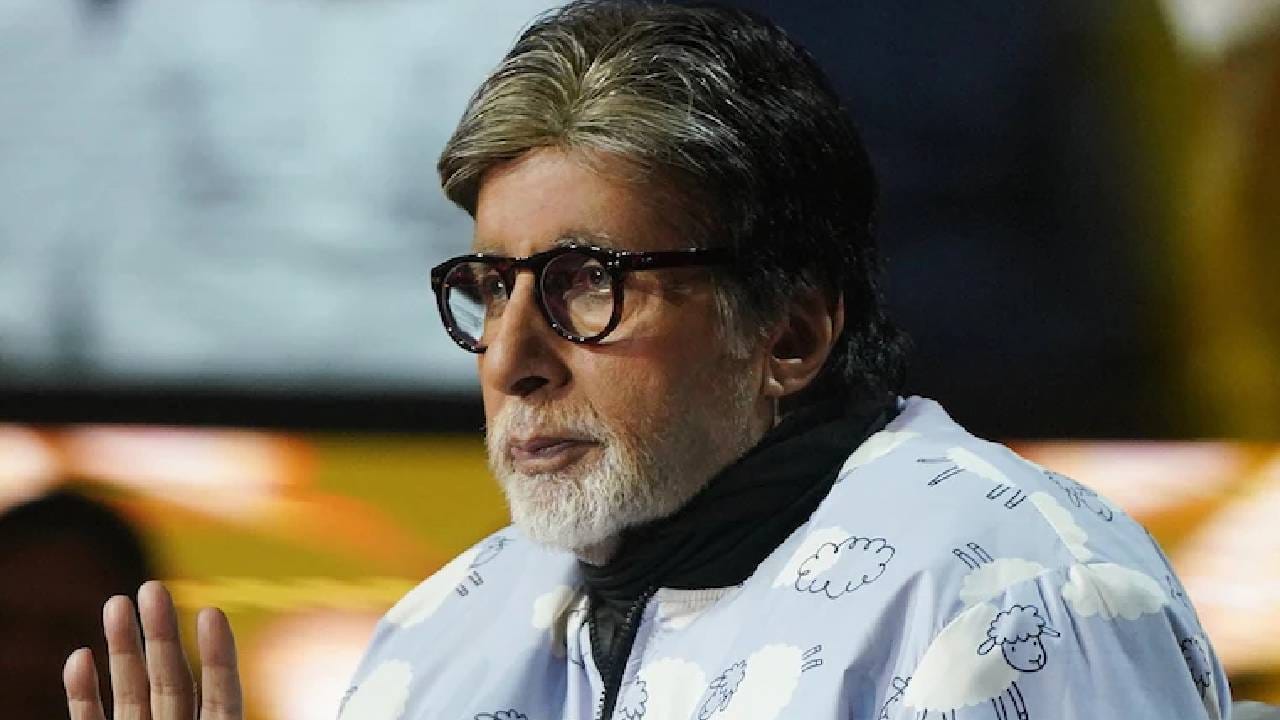 आयुष्यात काही निरोप असे घ्यावे लागतात, ज्यानंतर जी पोकळी निर्माण होते ती दीर्घकाळासाठी सोबत राहते. आपल्या जवळच्या माणसांनी एकामागून एक साथ सोडून जाणं हे मनावर खोल जखम करून जातं. अमिताभ बच्चन यांच्यासोबतही असंच काहीसं घडलं आहे. गेल्या वर्षभरात बिग बी यांनी चित्रपटसृष्टीतील आपल्या दोन जवळच्या व्यक्तींना गमावलं आहे, ज्यांची जागा कधीही भरून निघू शकत नाही. आधी त्यांचे जिवलग मित्र धर्मेंद्र आणि आता नाना पाटेकर. गुरूवार, 8 ऑक्टोबर रोजी गोव्यात नाना पाटेकर यांनी अखेरचा श्वास घेतला. त्यानंतर बिग बी यांनी सर्वात पहिले ‘कौन बनेगा करोडपती’च्या मंचावरून नानांच्या आठवणींना उजाळा देत श्रद्धांजली वाहिली. त्यानतंर 9 ऑक्टोबर रोजी नाना पाटेकर यांच्यासोबतच्या काही जुन्या आठवणी शेअर करत अमिताभ एक पोस्ट लिहिली. अमिताभ बच्चन यांच्या अलीकडील ब्लॉगमधील भावनिक शब्द सध्या चर्चेत आहेत. नाना पाटेकर यांच्यासोबतच्या जुन्या आठवणी आणि त्यांनी व्यक्त केलेल्या भावना यांची सांगड चाहते घालत आहेत. ( All Photos : Social Media)