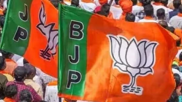 मोठी राजकीय घडामोड! भाजपच्या बड्या नेत्याने घेतली माजी मुख्यमंत्र्यांची भेट, लवकरच...