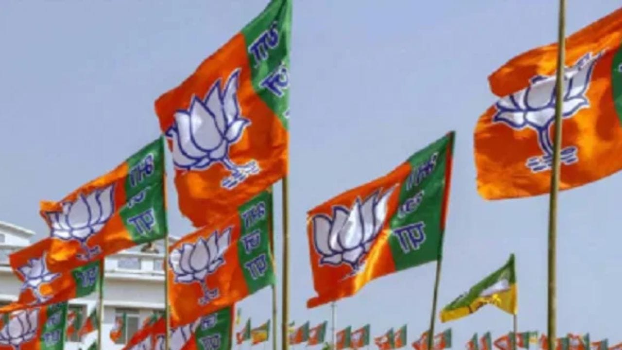 मोठी बातमी! आणखी एका पक्षाचे आमदार फुटले, भाजपमध्ये मोठा पक्षप्रवेश, बंडखोरीमुळे राजकीय गणितच बदललं मोठी बातमी! आणखी एका पक्षाचे आमदार फुटले, भाजपमध्ये मोठा पक्षप्रवेश, बंडखोरीमुळे राजकीय गणितच बदललं