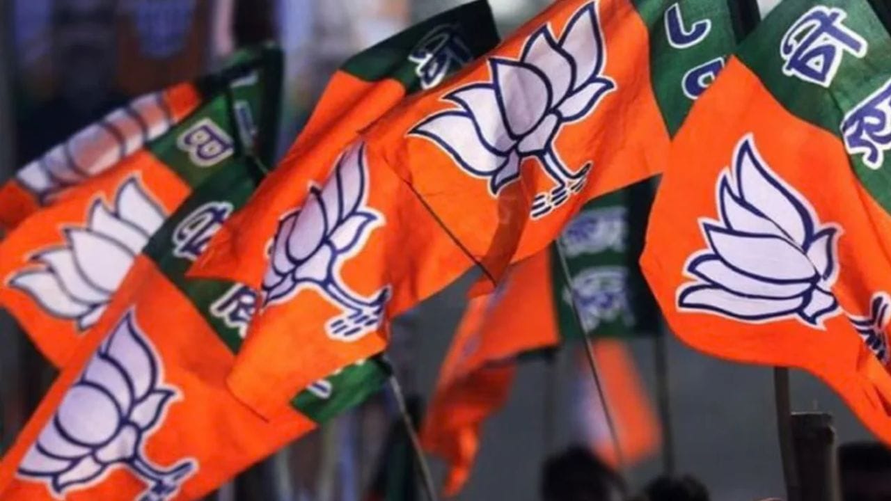 मोठी बातमी! भाजपला मोठा धक्का, एक 5 ओळीचं पत्र अन् थेट बड्या नेत्याचा तडकाफडकी राजीनामा, घडामोडींना वेग मोठी बातमी! भाजपला मोठा धक्का, एक 5 ओळीचं पत्र अन् थेट बड्या नेत्याचा तडकाफडकी राजीनामा, घडामोडींना वेग