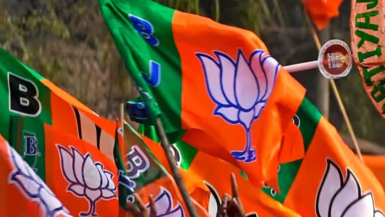 भाजपच्या माजी आमदाराची मॉब लिंचिंग, 70-80 लोकांनी घरात घुसून मारलं भाजपच्या माजी आमदाराची मॉब लिंचिंग, 70-80 लोकांनी घरात घुसून मारलं
