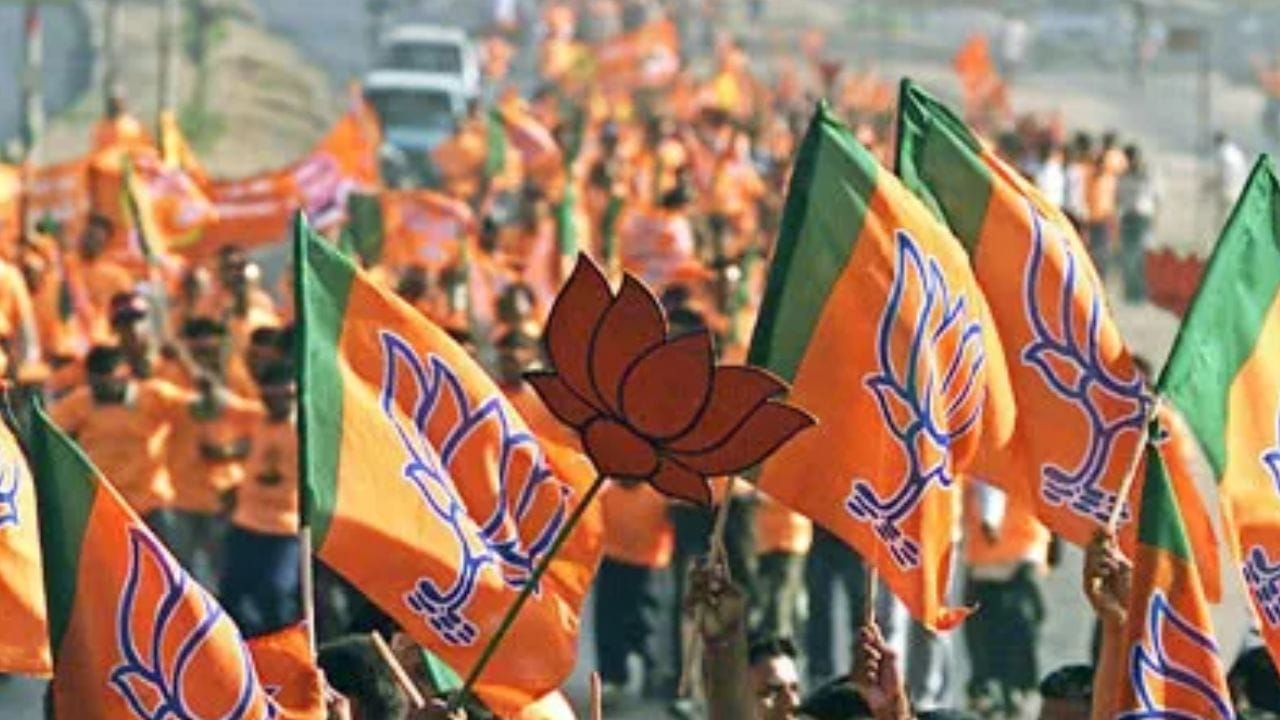 राजकीय समीकरण बदलणार? बडा नेता भाजपमध्ये जाणार? महत्त्वाची अपडेट आली समोर राजकीय समीकरण बदलणार? बडा नेता भाजपमध्ये जाणार? महत्त्वाची अपडेट आली समोर