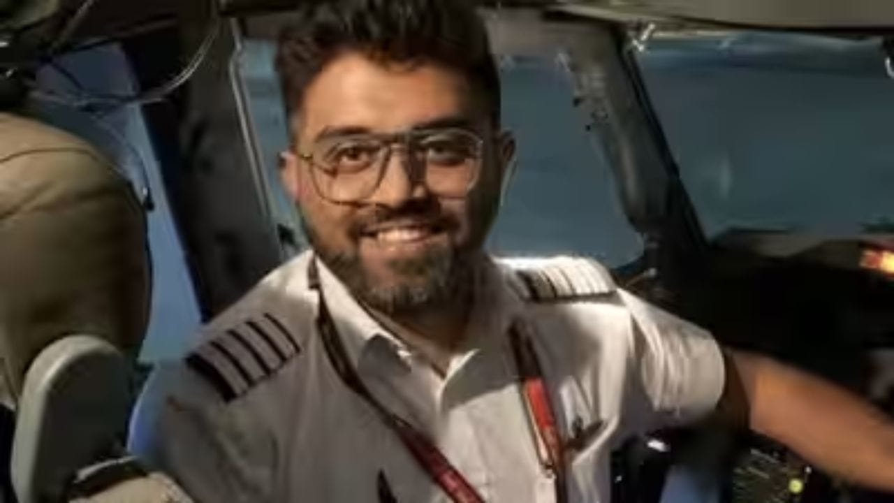 फर्स्ट ऑफिसरचे सरासरी मासिक पॅकेज 48,410 दरमहा (सुमारे 12.64 लाख रुपये) आहे. याशिवाय मेडिकल इन्शुरन्स, शैक्षणिक मदत, 42 दिवस सशुल्क रजा, सवलतीचे तिकिटे आणि इनकम प्रोटेक्शन यांसारख्या अतिरिक्त सुविधाही दिल्या जातात.
