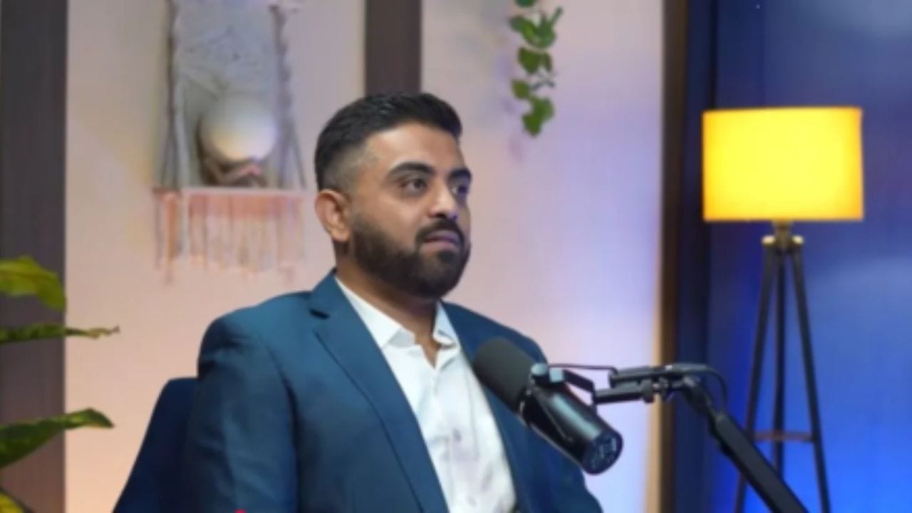 एकूण सरासरी मासिक पॅकेज 66,545 दरमहा (सुमारे 17.39 लाख रुपये) होते. वर्षभरात हे सुमारे 2.09 कोटी रुपये होते. मात्र हा आकडा कंपनीच्या जाहीर रचनेवर आधारित आहे; स्मित मच्छार यांचा वैयक्तिक पगार यापेक्षा वेगळा असू शकतो.