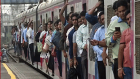 मुंबईकरांचा लोकल प्रवास रखडला! मध्य रेल्वेची वाहतूक अजूनही विस्कळीत, कारण...