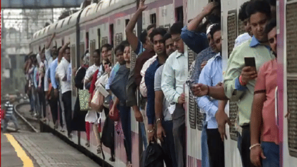 मुंबईकरांचा लोकल प्रवास रखडला! मध्य रेल्वेची वाहतूक अजूनही विस्कळीत,-1789459