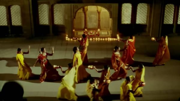 हिंदी चित्रपटांतही चंद्राला प्रेम, प्रतीक्षा आणि सुंदर नात्यांशी जोडून अनेक संस्मरणीय गाणी तयार करण्यात आली आहेत. काही गीते अशी आहेत की वेळ जात असताना ती जुनी होत नाहीत, तर दरवर्षी खास प्रसंगी पुन्हा आठवली जातात. असेच एक रोमँटिक गाणे १९९९ मध्ये प्रदर्शित झाले होते, जे आजही करवाचौथच्या निमित्ताने खूप ऐकले जाते. तसेच सुहागरातीला देखील ऐकवले जाते. आता हे गाणे कोणते? जाणून घ्या...