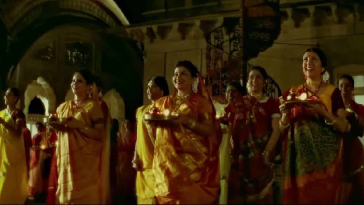 ‘हम दिल दे चुके सनम’ मध्ये सलमान खान, ऐश्वर्या राय बच्चन आणि अजय देवगण मुख्य भूमिकांत होते. चित्रपटाची कहाणी प्रेम, नाती आणि त्यागाभोवती फिरते. चित्रपटासोबतच त्यातील गाणीही खूप लोकप्रिय झाली होती. ‘चांद छुपा बादल में’ त्यापैकी एक आहे, जे आजही खास प्रसंगी ऐकू येते. करवाचौथला जेव्हा महिला चंद्राची वाट पाहतात, तेव्हा या गाण्याची रोमँटिक धून सणाच्या वातावरणाला आणखी सुंदर बनवते. तसेच सुहागरातीच्या वेळी देखील हे गाणे लावले जाते.