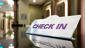 Hotel Check In Time: अनेक हॉटेल्सच्या चेक-इनची वेळ दुपारी 12 वाजताच का असते?