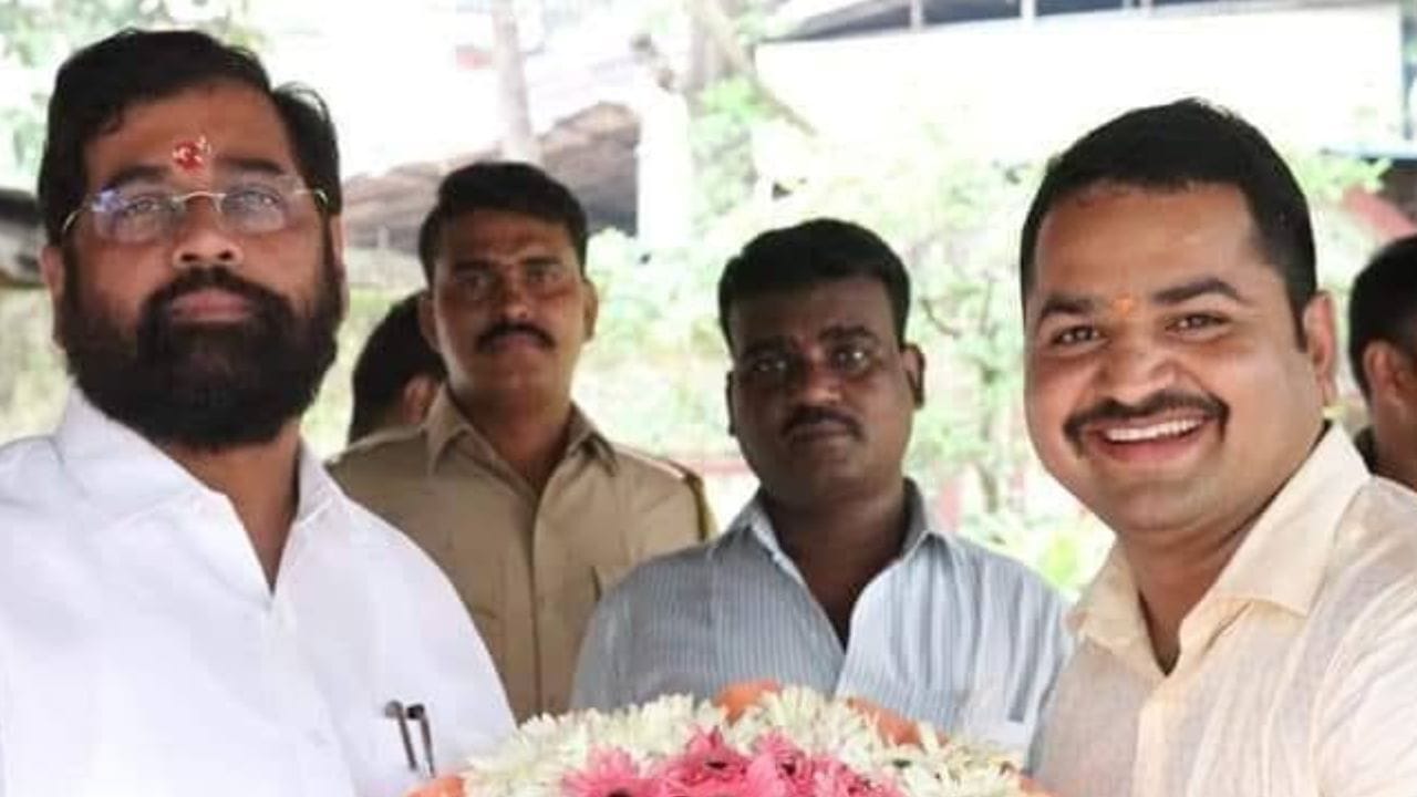 पुणे शिक्षक मतदारसंघ निवडणुकीत ट्विस्ट; एकनाथ शिंदेंच्या आदेशानंतर मंगेश चिवटे यांनी घेतला मोठा निर्णय पुणे शिक्षक मतदारसंघ निवडणुकीत ट्विस्ट; एकनाथ शिंदेंच्या आदेशानंतर मंगेश चिवटे यांनी घेतला मोठा निर्णय
