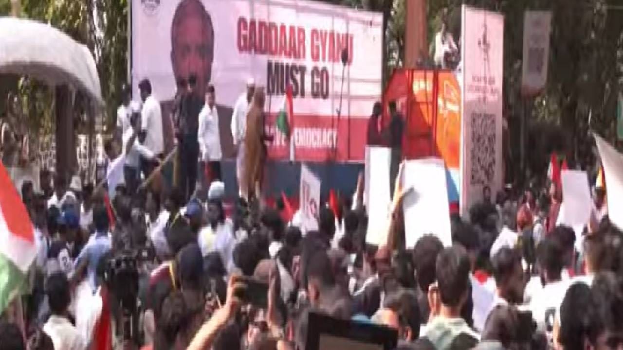 निवडणूक आयोगाचे मुख्य आयुक्त ज्ञानेश कुमार यांच्या राजीनाम्याच्या मागणीसाठी CJPच्या वतीने मुंबईतील दादर येथील छत्रपती शिवाजी महाराज पार्कमध्ये आंदोलन करण्यात येत आहे. आंदोलनासाठी शिवाजी पार्क परिसरात मोठ्या संख्येने कार्यकर्ते आणि समर्थक जमा झाले असून, आंदोलनाला उत्स्फूर्त प्रतिसाद मिळत असल्याचं दिसत आहे. ठाकरे बंधूंकडून देखील या आंदोलनाना पाठिंबा दर्शवण्यात आला आहे.