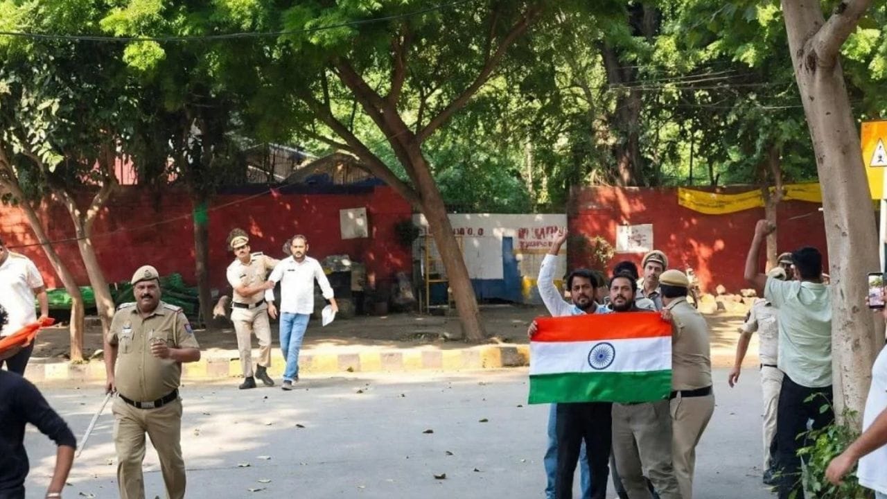 जंतर मंतरवर भारताचा झेंडा फडकवल्याने आशुतोष रांका, सौरव दास यांना अटक करण्यात आली आहे. त्यांना 5 दिवसांची न्यायालयीन कोठडी ठोठावण्यात आली आहे. 