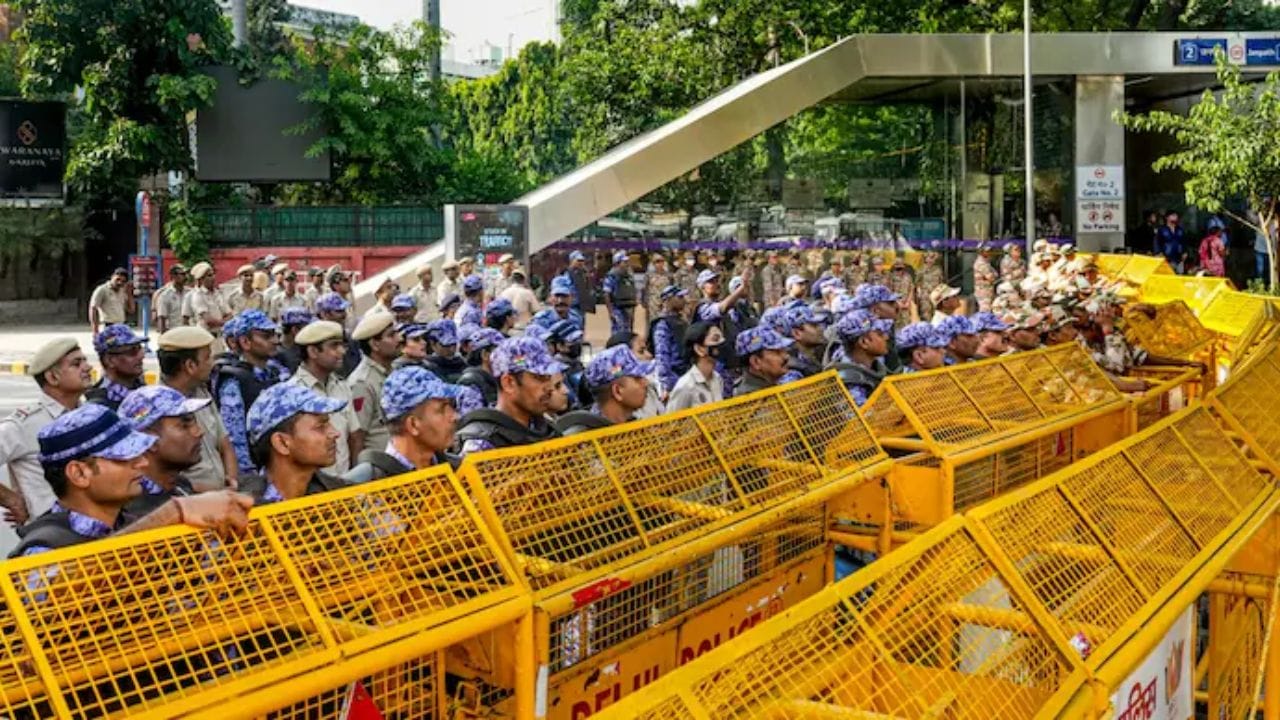 सरकारला मोठा झटका, माशी मारण्यासाठी हातोड्याचा उपयोग करू नका, सीजेपी आंदोलनाच्या पार्श्वभूमीवर सुप्रीम कोर्टाचे स्पष्ट निर्देश सरकारला मोठा झटका, माशी मारण्यासाठी हातोड्याचा उपयोग करू नका, सीजेपी आंदोलनाच्या पार्श्वभूमीवर सुप्रीम कोर्टाचे स्पष्ट निर्देश