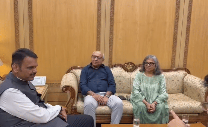 2 - भारतीय वैमानिक कॅप्टन स्मिथ मच्छार यांच्या नातेवाईकांची मुख्यमंत्री देवेंद्र फडणवीस यांनी भेट घेतली आहे. यावेळी पायलट स्मित मछार यांच्या शौर्याचे मुख्यमंत्र्यांनी कौतूक केले आहे.या प्रसंगी भाजप आमदार पराग शाह देखील उपस्थित होते.