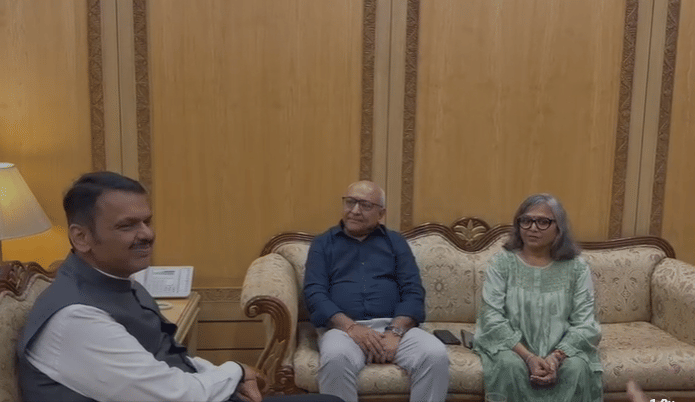 5 - त्या कठीण प्रसंगाचा सामना करण्यासाठी आणि सुरक्षितपणे मार्ग काढण्यासाठी एका टीमप्रमाणे तत्परतेने काम करणाऱ्या या विमानातील सर्व प्रवाशांनाही आपण सलाम करतो असेही मुख्यमंत्री यावेळी म्हणाले.स्मित हे लवकर बरे व्हावेत आणि त्यांना उत्तम आरोग्य लाभो, अशी मी कामना करतो असेही देवेंद्र फडणवीस म्हणाले.