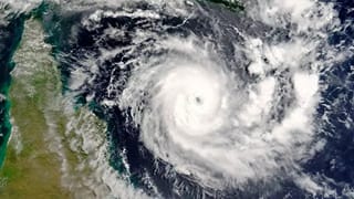Cyclone alert : 140 किमी प्रति तास वेगाने धडकणार चक्रीवादळ, आयएमडीचा हायअलर्ट, अतिमुसळधार पावसाचा इशारा, महाराष्ट्रात…