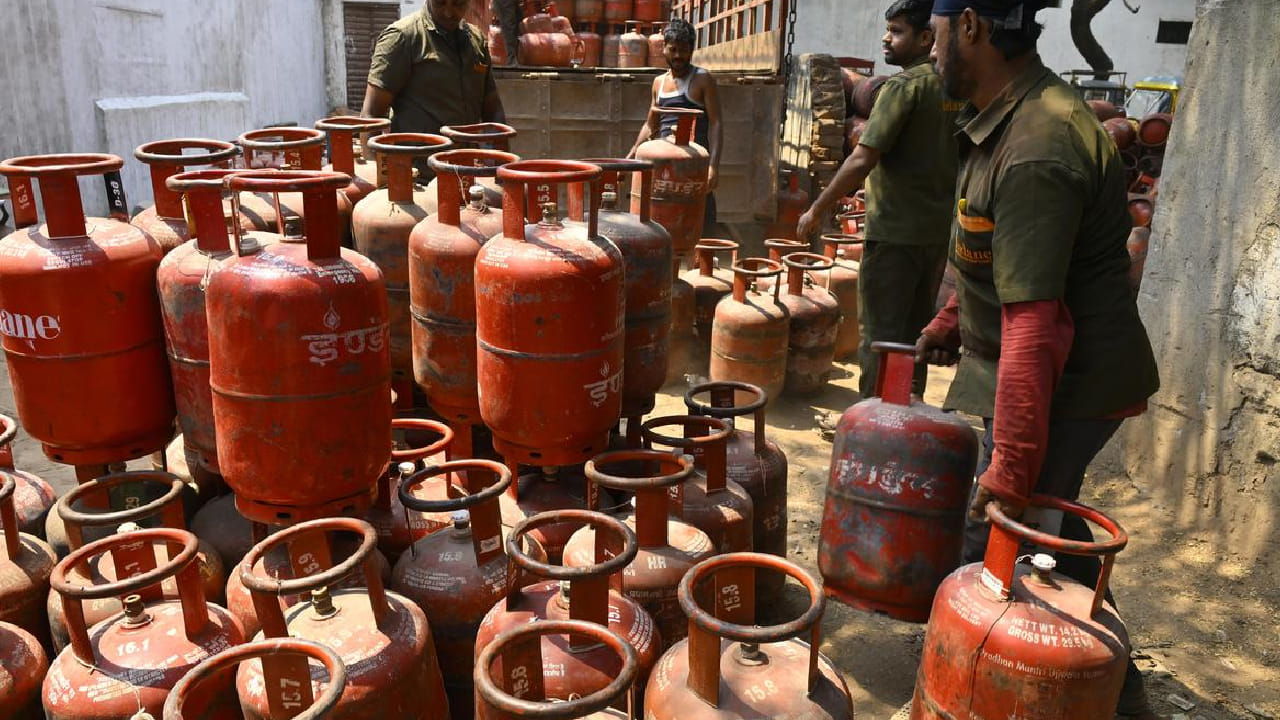 या रंगांमागे ओळख आणि वापरातील फरक महत्त्वाचा असतो. घरांमध्ये स्वयंपाकासाठी वापरला जाणारा एलपीजी सिलिंडर सामान्यतः लाल रंगाचा असतो. घरगुती वापरासाठी असलेल्या सिलिंडरची ओळख सहज व्हावी, हा त्यामागील उद्देश आहे. 