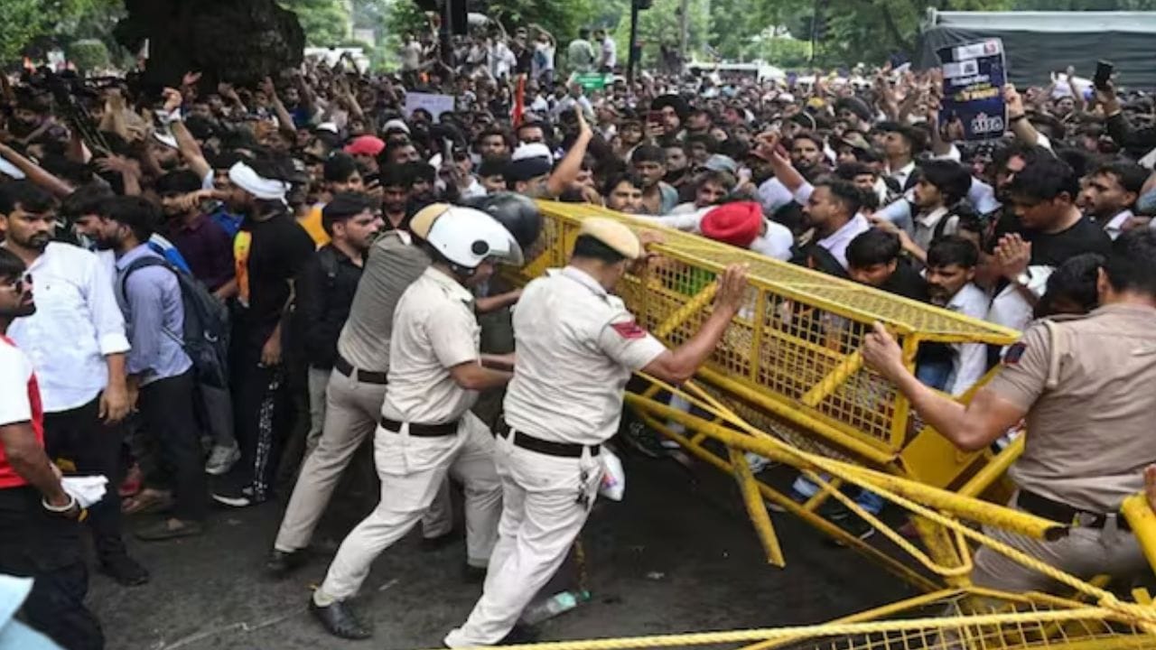 दिल्लीच्या जंतरमंतरवर कॉक्रोच जनता पार्टीने आंदोलनाची हाक दिली आहे. या आंदोलनाआधीच दिल्ली पोलिसांकडून कार्यकर्त्यांची धरपकड सुरू झाली आहे. दिल्लीच्या कॉक्रोच जनता पार्टीच्या आंदोलनात सुप्रीम कोर्टाचेही वकील उतरले आहेत.