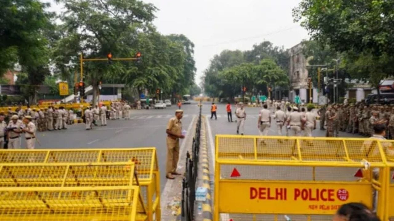 सुप्रीम कोर्टाच्या वकिलांकडूनही मुख्य निवडणूक आयोगाचे अध्यक्ष ज्ञानेश कुमार यांच्या राजीनाम्याची मागणी केली जात आहे. परंतु या वकिलांना देखील पोलिसांच्या कारवाईचा सामना करावा लागला.