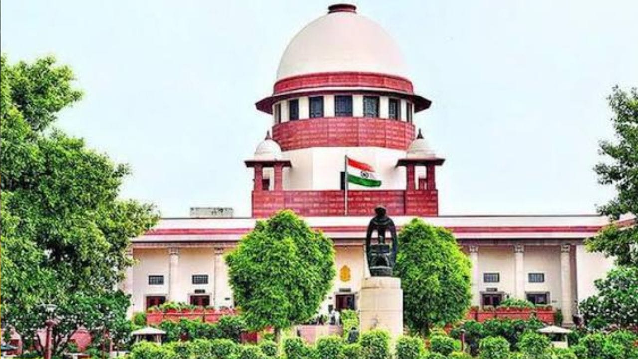सुप्रीम कोर्ट बार असोसिएशनने 10 ऑक्टोबर रोजी सुप्रीम कोर्टाच्या परिसरात वकिलांनी केलेल्या आंदोलनावर दिल्ली पोलिसांनी केलेल्या कारवाईवर टीका केली. यानंतर सुप्रीम कोर्ट बार असोशिएसनने या प्रकरणाची दखल घेण्याची मागणी केली. तसेच वकिलांच्या सुरक्षेसाठी संबंधित अधिकाऱ्यांशी चर्चा करण्याचे आवाहन केले. दिल्ली पोलिसांनी सुप्रीम कोर्ट आमि दिल्ली हायकोर्टाच्या सुमारे 100 वकिलांना ताब्यात घेतलं. या वकिलांना युमना स्पोर्ट्स कॉम्पलेक्समध्ये ठेवण्यात आलं आहे.