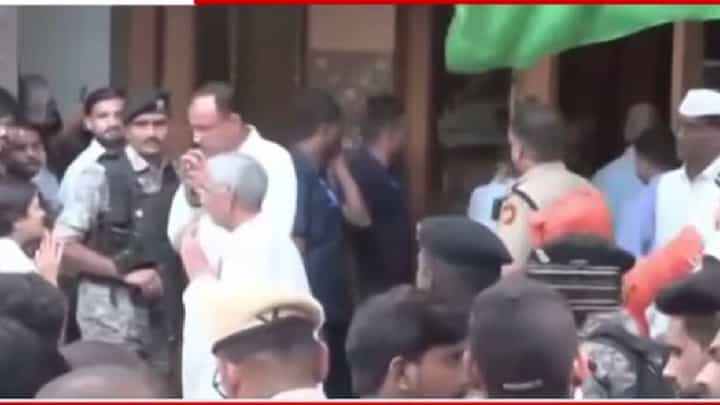 Congress Protest : राहुल गांधींच्या 9 तासांच्या ठिय्यानंतर आज पुन्हा रणशिंग? खरगेंच्या लंच डिप्लोमसीत पुढची रणनीती काय? Congress Protest : राहुल गांधींच्या 9 तासांच्या ठिय्यानंतर आज पुन्हा रणशिंग? खरगेंच्या लंच डिप्लोमसीत पुढची रणनीती काय?