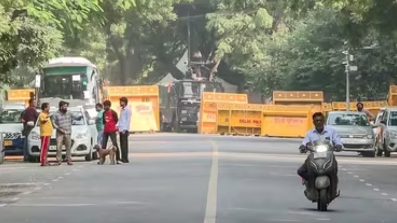 वकिलांनी दावा केला आहे की, काही महिला वकिलांना अज्ञात कॉन्स्टेबलने धक्काबुक्की केली. त्यानंतर गुन्हेगारांसाठी वापरण्यात येणाऱ्या व्हॅनमधून घेऊन गेले, असा त्यांनी दावा केला आहे.