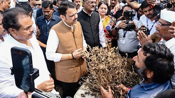 धुळे येथील वरझडी गावातील ८० टक्के ग्रामस्थांनी स्थलांतर केले आहे. शिरपूर तालुक्यातील सात पाड्यांमध्ये रोजगाराचा गंभीर प्रश्न झाला आहे.