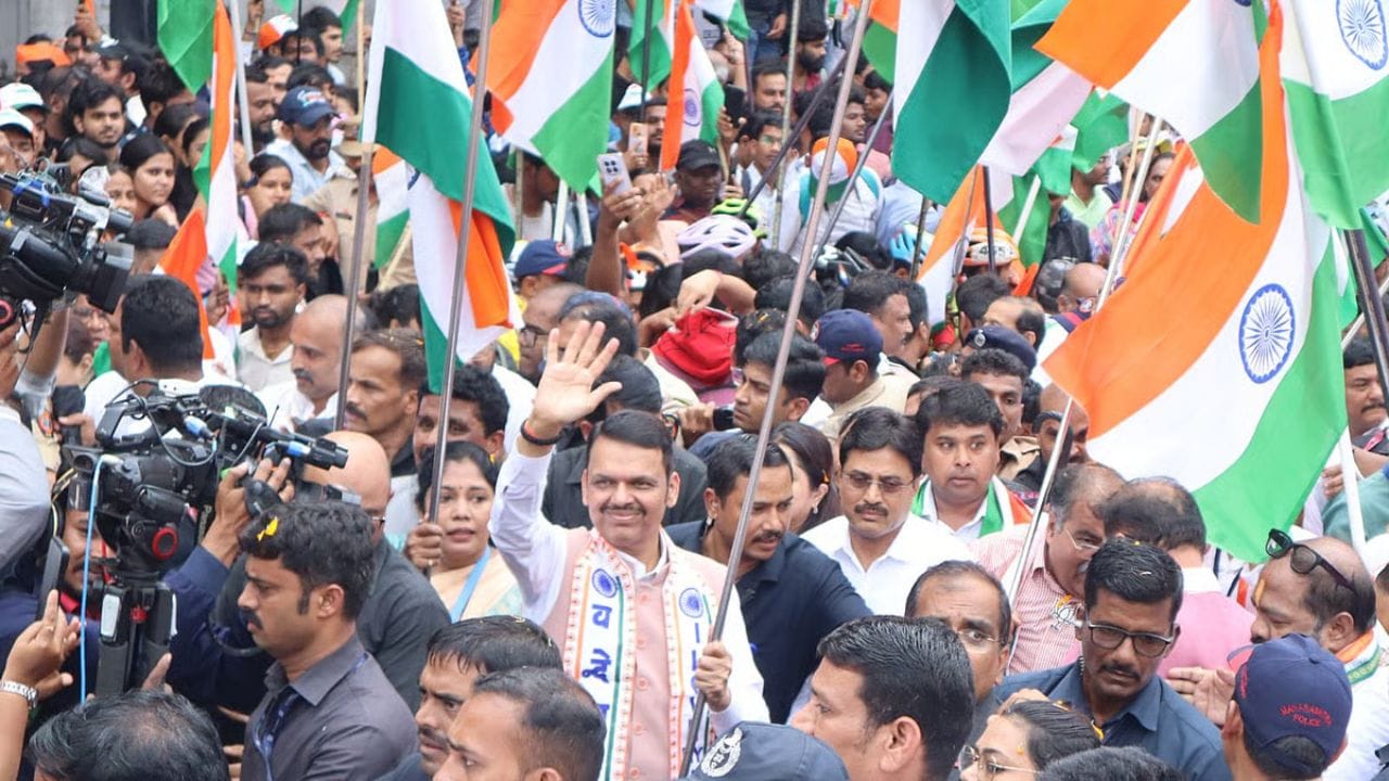 मुख्यमंत्री देणार विद्यार्थ्यांना संविधानाचे धडे, उद्यापासून या नव्या उपक्रमाची सुरुवात मुख्यमंत्री देणार विद्यार्थ्यांना संविधानाचे धडे, उद्यापासून या नव्या उपक्रमाची सुरुवात