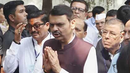 जरांगेंचा 500 कोटींचा बॉम्ब, फडणवीस यांची पहिली प्रतिक्रिया; म्हणाले...