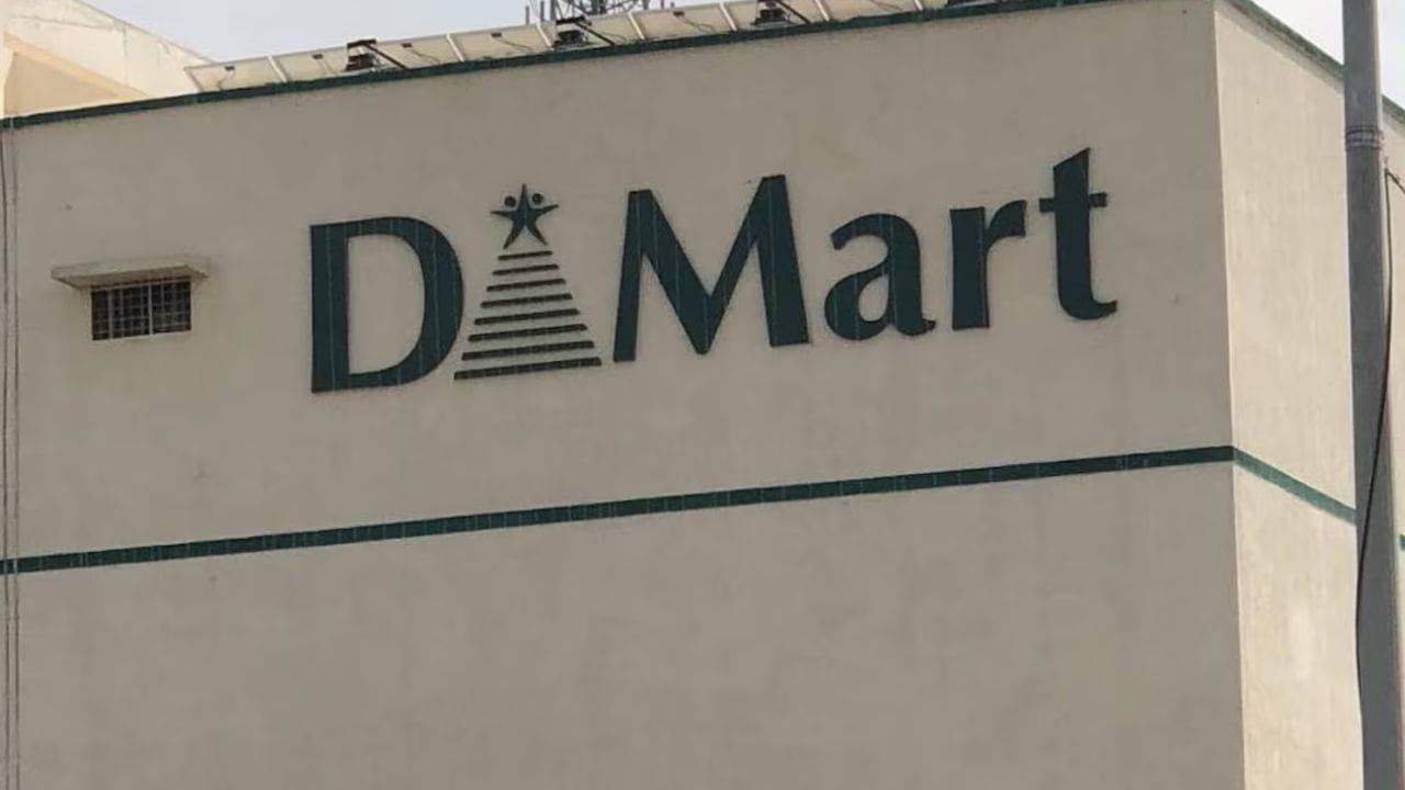 मुंबईत 2002 साली स्थापन झालेल्या डीमार्टमध्ये वर्षभरात सर्व वस्तू पाहायला मिळतात. बाजारापेक्षा कमी किफायतशीर दरात मिळतात. त्यामुळे सुट्टीच्या दिवशी डीमार्टमध्ये एकच झुंबड दिसून येते.