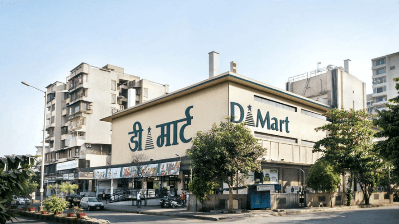 खरेदी करण्यापूर्वी प्राईस तपासा, कारण ऑफरमधील १ किलोच्या पॅकेटपेक्षा ५०० ग्रॅमची दोन पॅकेट्स स्वस्त असू शकतात. यामुळे ५% अतिरिक्त बचत होते. जास्त काळ टिकणाऱ्या होम केअर वस्तूंवरच ऑफर्सचा वापर करा. उगाचच फक्त डिस्काउंट मिळतोय म्हणून अनावश्यक फराळाचे पदार्थ घेतल्यास बजेट वाढेल. इतर ब्रँडेड कंपन्यांऐवजी 'Premia' ब्रँडचे धान्य, डाळी, मसाले, साखर आणि सुकामेवा खरेदी करा, इथे तुमचे बिल थेट १५% ते २५% कमी होते.