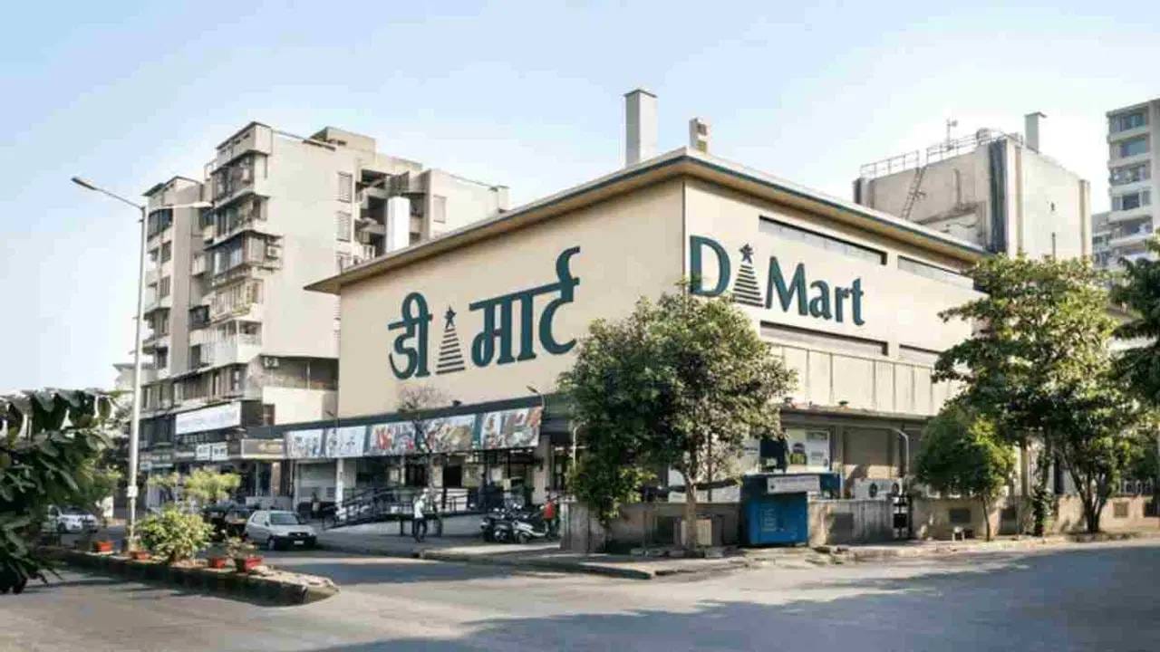काहींनी तर दिवाळीच्या खरेदीची यादीही तयार करायला घेतली आहे. दिवाळीत काय काय खरेदी करायची आणि काय नाही? असं गृहिणींना झालं आहे. कोणतीही वस्तू सुटू नये म्हणून त्या लिस्टमध्ये नोंदवल्या जात आहेत. विशेष म्हणजे दिवाळीत डीमार्टमध्ये काय ऑफर मिळणार याचीही चर्चा सुरू झाली आहे. ऑफरमधील कोणत्या वस्तू खरेदी करायच्या आणि कोणत्या नाही, हे सुद्धा ठरताना दिसत आहे.