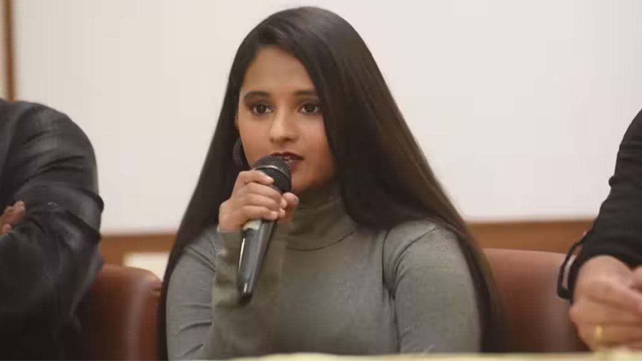 अभिनेत्री मृणाल जाधव हिचे वडील रवींद्र जाधव हे मुंबई पोलीस दलात अधिकारी आहेत. अभिनय क्षेत्रात काम करणाऱ्या मुलीला ते नेहमीच प्रोत्साहन देतात. मात्र, पोलीस अधिकारी असल्यामुळे मुलीच्या सुरक्षिततेबाबत ते अधिक सतर्क असतात, असं मृणालने मुलाखतीत सांगितलं.