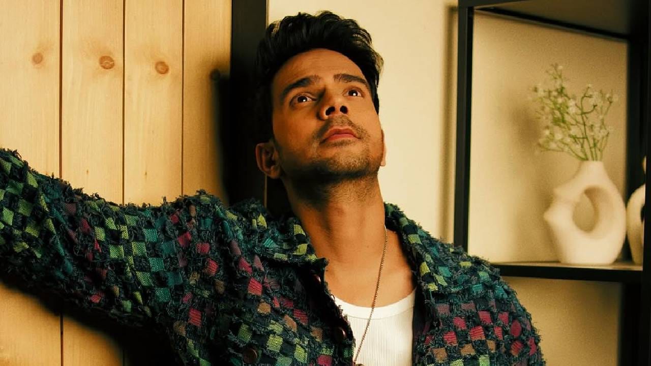‘दृश्यम 3’च्या निमित्ताने पुन्हा एकदा या व्यक्तिरेखेची चर्चा सुरू झाली असून, ऋषभ चड्ढा सध्या काय करतो, याबद्दलही चाहत्यांना उत्सुकता आहे. 2015 मध्ये प्रदर्शित झालेल्या ‘दृश्यम’मध्ये सॅमची व्यक्तिरेखा नकारात्मक छटेची होती. अंजूशी गैरवर्तन केल्यानंतर त्यांच्यात वाद होतो आणि या संघर्षात अंजूकडून सॅमच्या डोक्यात रॉड लागतो. त्याचा मृत्यू झाल्यानंतर विजय साळगावकर आपल्या कुटुंबाला वाचवण्यासाठी त्याचा मृतदेह लपवतो. यानंतर संपूर्ण ‘दृश्यम’ची कथा या घटनेभोवती फिरते.
