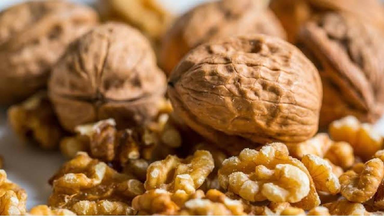 जम्मू आणि कश्मीर हा अक्रोड पिकवणारा सर्वात प्रमुख प्रदेश आहे. इथे देशात सर्वाधिक अक्रोडाचे उत्पादन होते. उत्तराखंड, हिमाचल प्रदेश, अरुणाचल प्रदेश, लडाख आणि मथिपूर येथेही अक्रोडाचे उत्पादन होते.