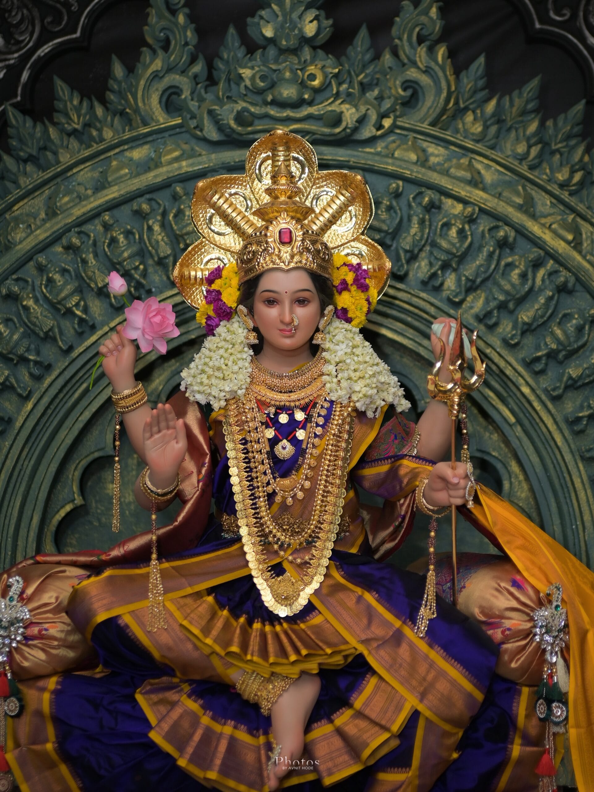 महिलांनी व पुरुषांनी नवरात्रीच्या दिवसांमध्ये काळ्या रंगाचे कपडे परिधान करू नये.
(Disclaimer: वरच्या लेखातील माहिती ही प्राथमिक स्वरुपाची आहे. आम्ही या माहितीची पुष्टी करत नाही किंवा समर्थनही देत नाही. या लेखाच्या माध्यमातून अंधश्रद्धा पसरवण्याचा आमचा उद्देश नाही. वरच्या लेखात दिलेल्या माहितीवरून कोणताही निर्णय घेण्याआधी त्या-त्या क्षेत्रातील तज्ज्ञांचा सल्ला आवश्य घ्या.)