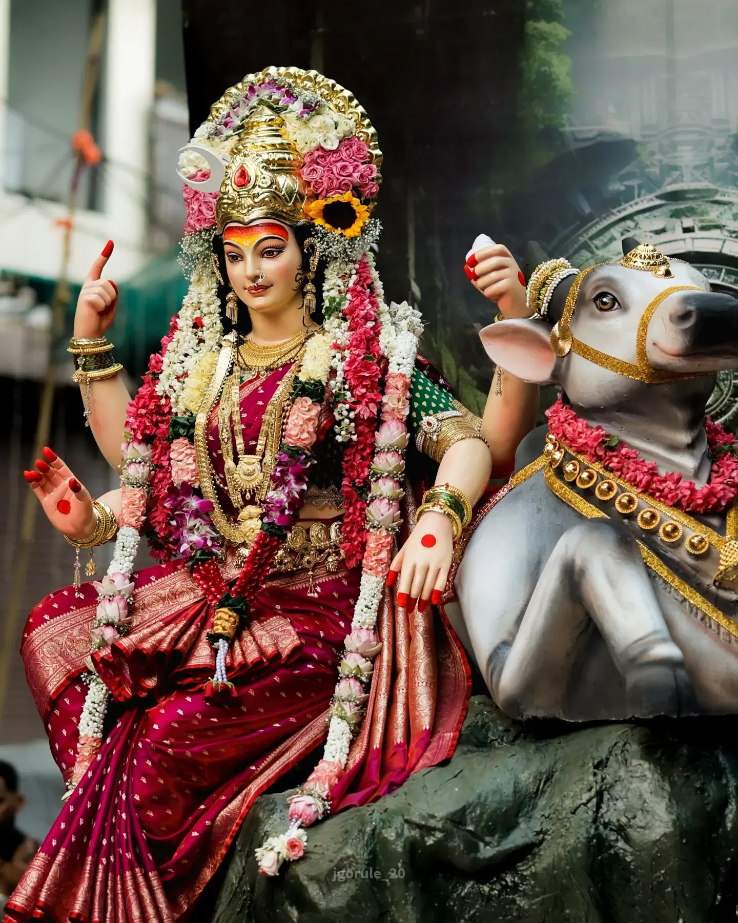 नवरात्रीच्या दिवसांमध्ये कोणत्याही कन्या व स्त्रीचा अपमान करू नये.
नवरात्रीत मांसाहार खाणे व मद्यपान करणे टाळा. या काळात सात्त्विक आहारच घ्या.