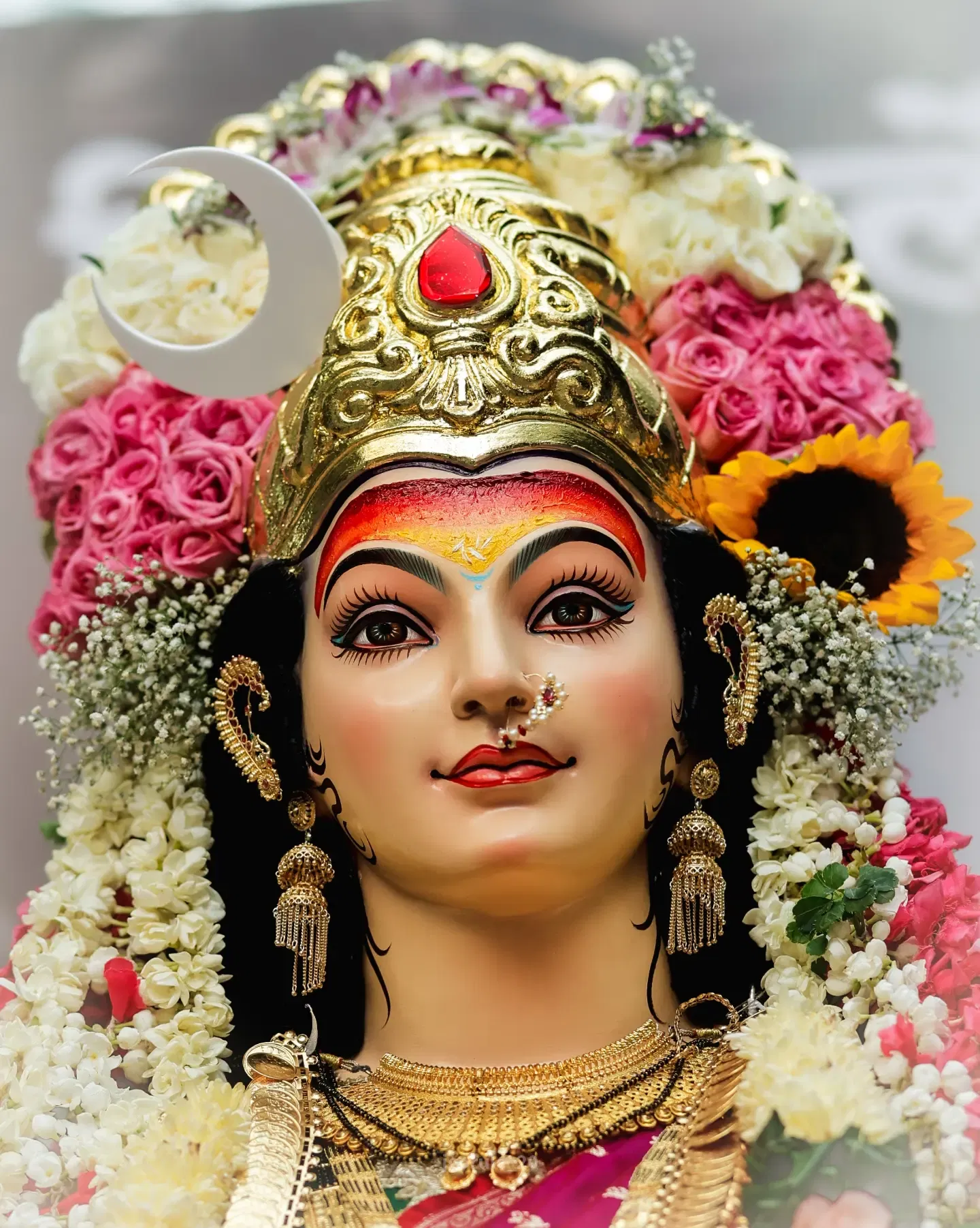 नवरात्रीच्या दिवसांमध्ये घरातील देवघरामधील देवांना हलवू नये.
नवरात्रीमध्ये देवीचा घट बसवल्यानंतर घट हलूव नये.