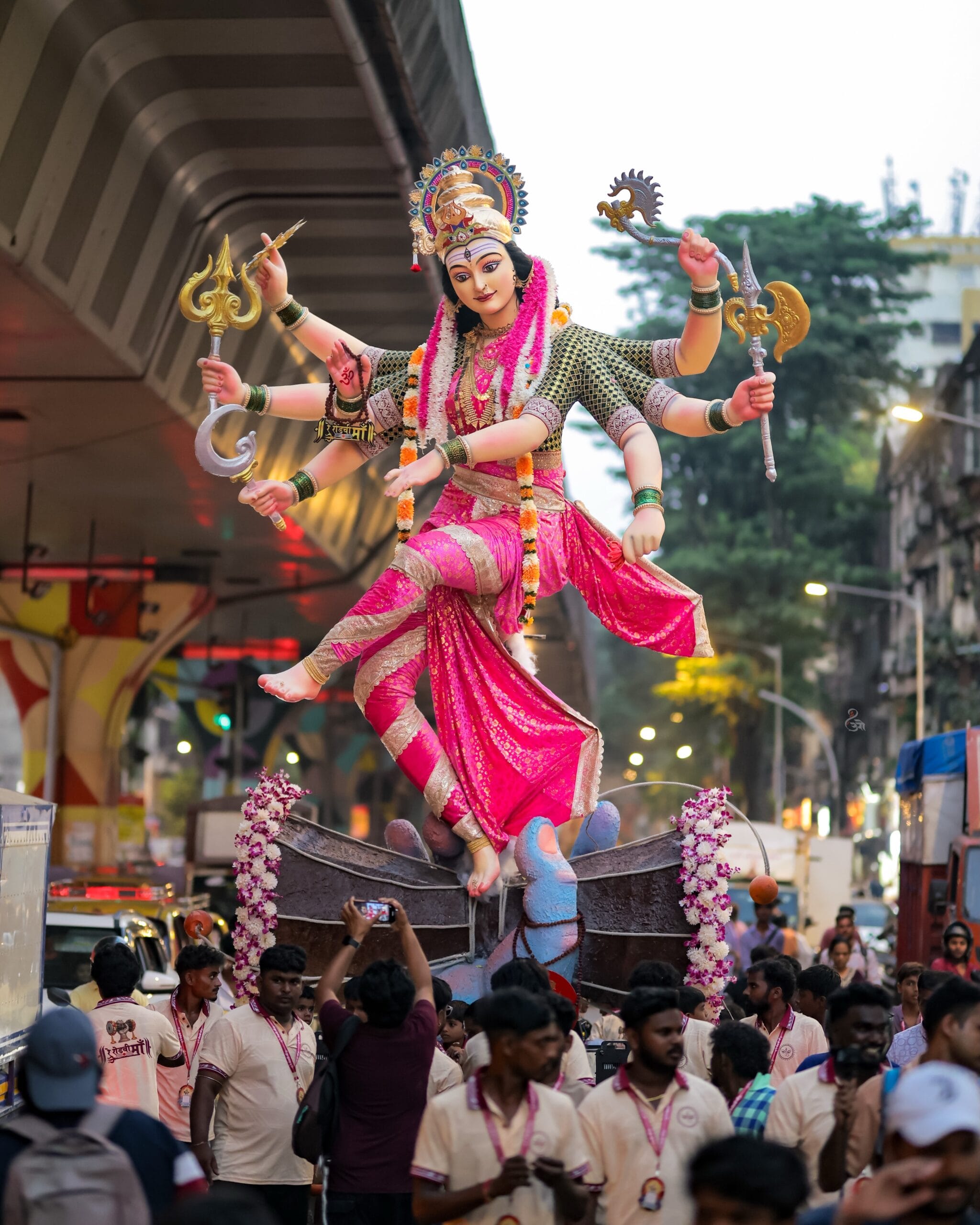 नवरात्रीमध्ये महिलांनी व पुरुषांनी केस कापू नये असे म्हटले जाते.
एका घरात दोन घट मांडू नये. घरात देवीला एकटे सोडून बाहेर जाऊ नये.