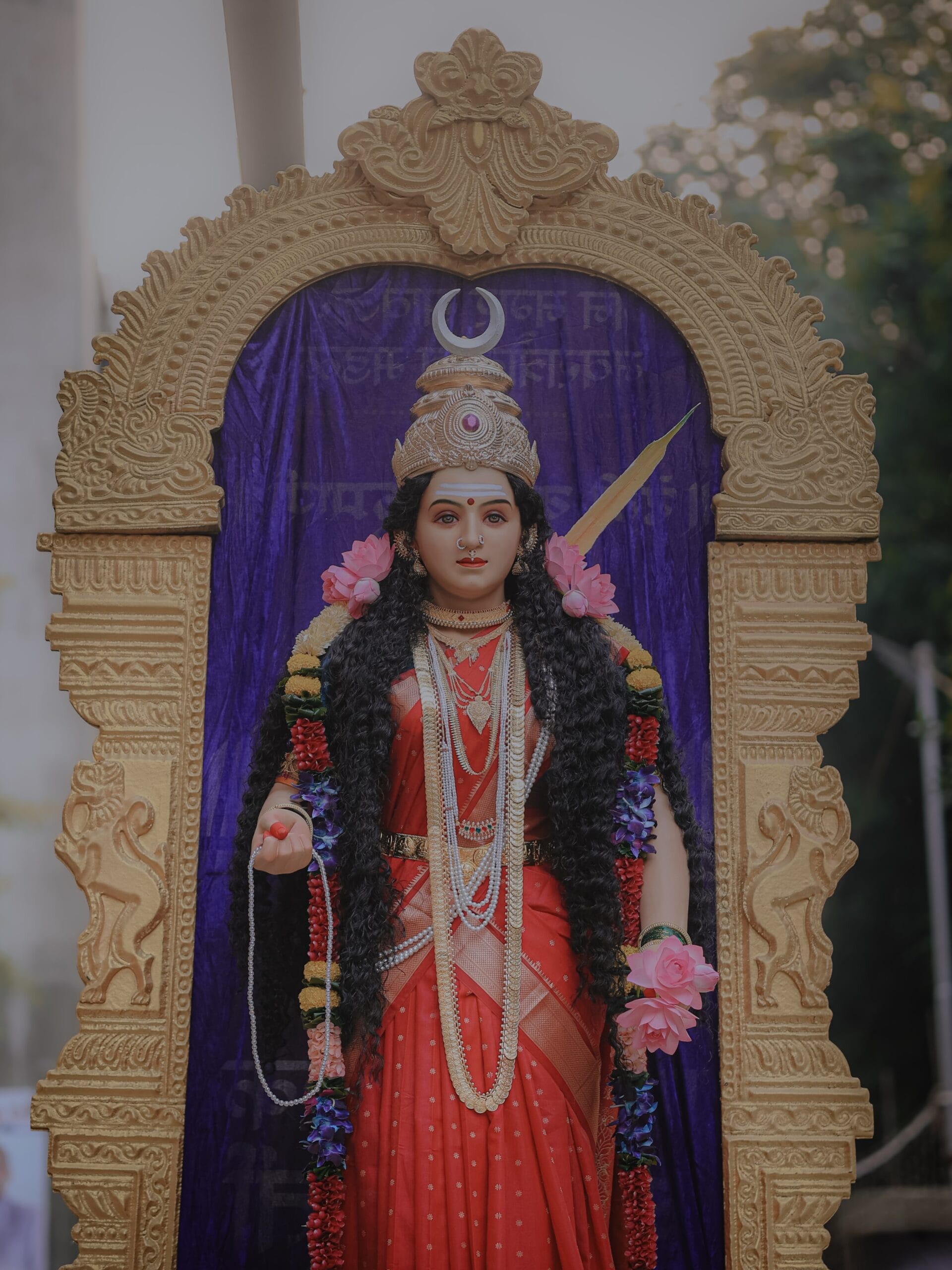 नवरात्रीच्या दिवसांमध्ये देवघरातील देवांना स्नान घालू नये. नवरात्री पूर्व किंवा दसऱ्यानंतर देवांना स्नान करावे.