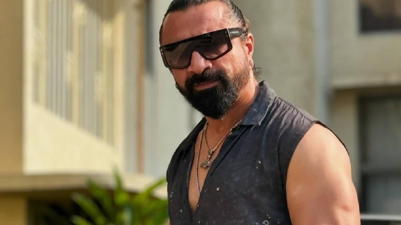 एजाज खान - ‘बिग बॉस 7’मध्ये सहभागी झालेला अभिनेता एजाज खानही कायदेशीर प्रकरणांमुळे चर्चेत राहिला आहे. शोमध्ये त्याच्या बेधडक स्वभावामुळे तो लोकप्रिय झाला होता. मार्च 2021 मध्ये नार्कोटिक्स कंट्रोल ब्युरोने (NCB) ड्रग्जशी संबंधित एका प्रकरणात एजाज खानला मुंबई विमानतळावरून अटक केली होती. या प्रकरणानंतर त्याला कायदेशीर प्रक्रियेला सामोरे जावे लागले आणि तो मुंबईच्या आर्थर रोड जेलमध्येही राहिला होता.