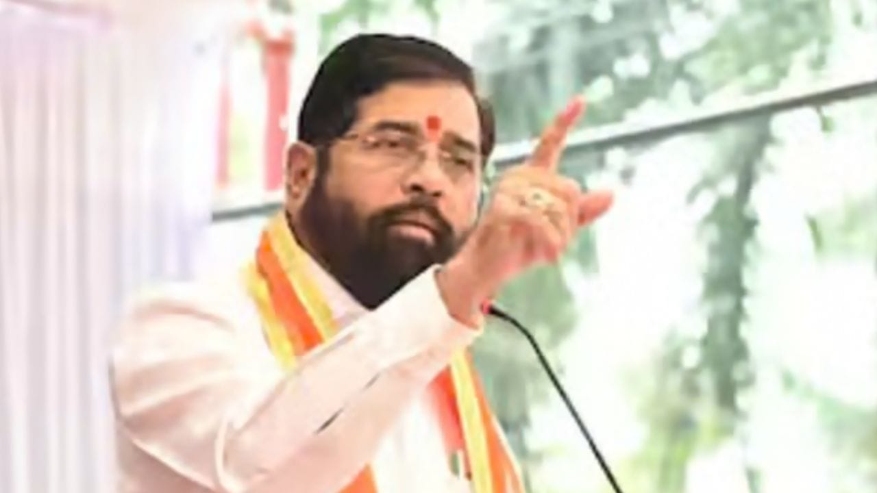 मोठी बातमी! विधानपरिषदेमध्ये महायुतीचा पराभव होताच शिंदेंचा भाजपला पहिला धक्का, उपमुख्यमंत्र्यांच्या निवासस्थानी घडामोडींना वेग मोठी बातमी! विधानपरिषदेमध्ये महायुतीचा पराभव होताच शिंदेंचा भाजपला पहिला धक्का, उपमुख्यमंत्र्यांच्या निवासस्थानी घडामोडींना वेग