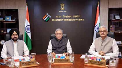 ज्ञानेश कुमार यांच्यानंतर निवडणूक आयोगाचा अजून एक अधिकारी सापडला वादात.