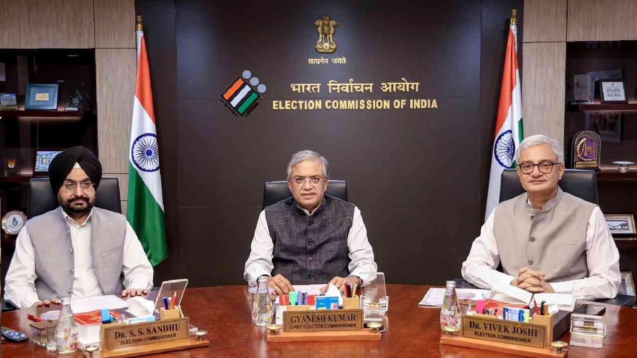 ज्ञानेश कुमार यांचा विषय शांत झालेला नसताना निवडणूक आयोगाचा अजून एक अधिकारी सापडला वादात ज्ञानेश कुमार यांचा विषय शांत झालेला नसताना निवडणूक आयोगाचा अजून एक अधिकारी सापडला वादात