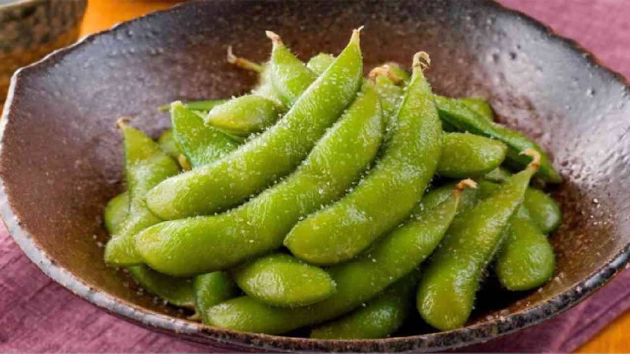 प्यायला बसल्यावर उकडलेल्या कोवळ्या सोयाबीनच्या शेंगा आजकाल खूप मोठ्या प्रमाणावर मागवल्या जातात.